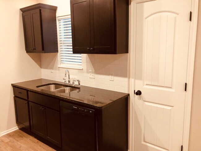 Foto del edificio - 3 bed 2 bath with 2 car garage duplex for rent in Edmond near Broadway and 2nd Street!