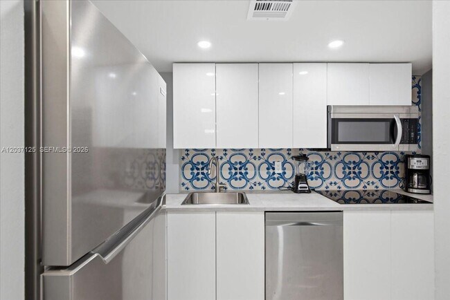 Building Photo - 2899 Collins Ave