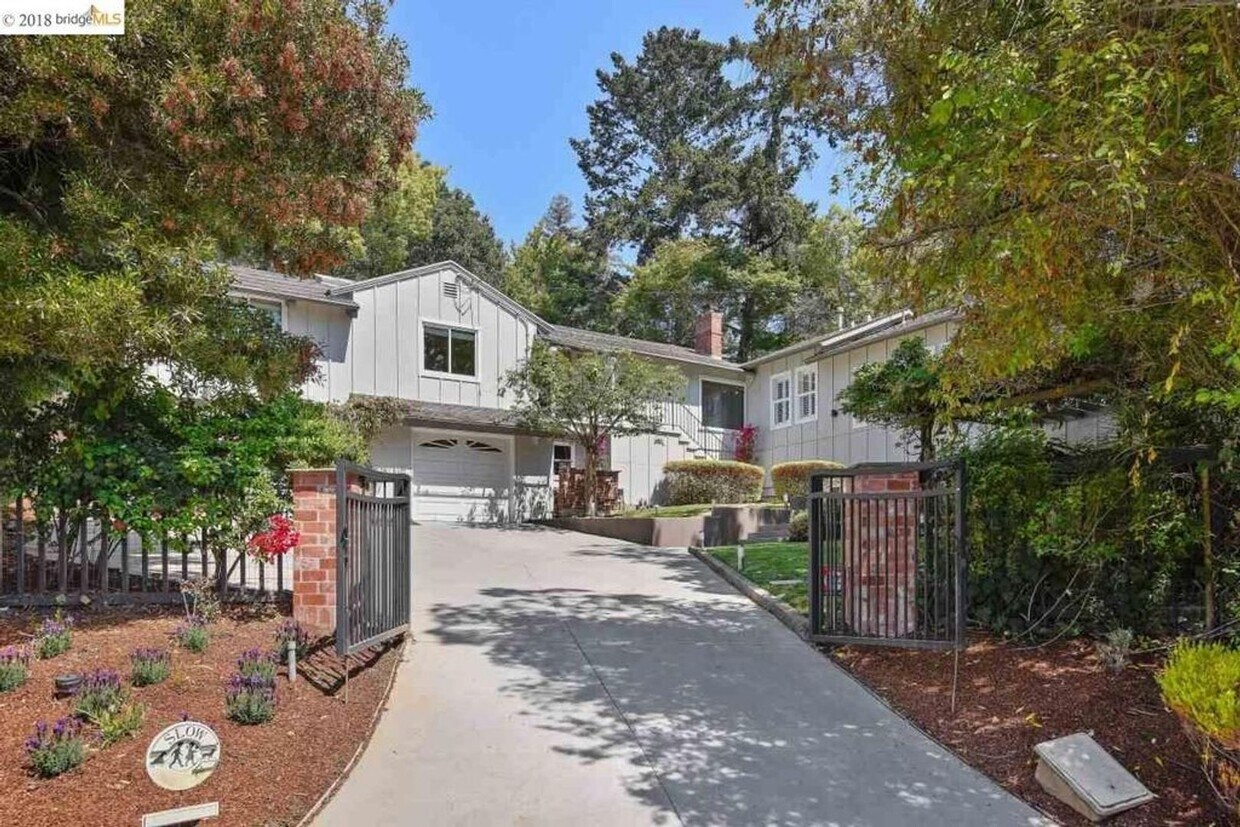 Primary Photo - Spacious Sequoyah Hills Home
