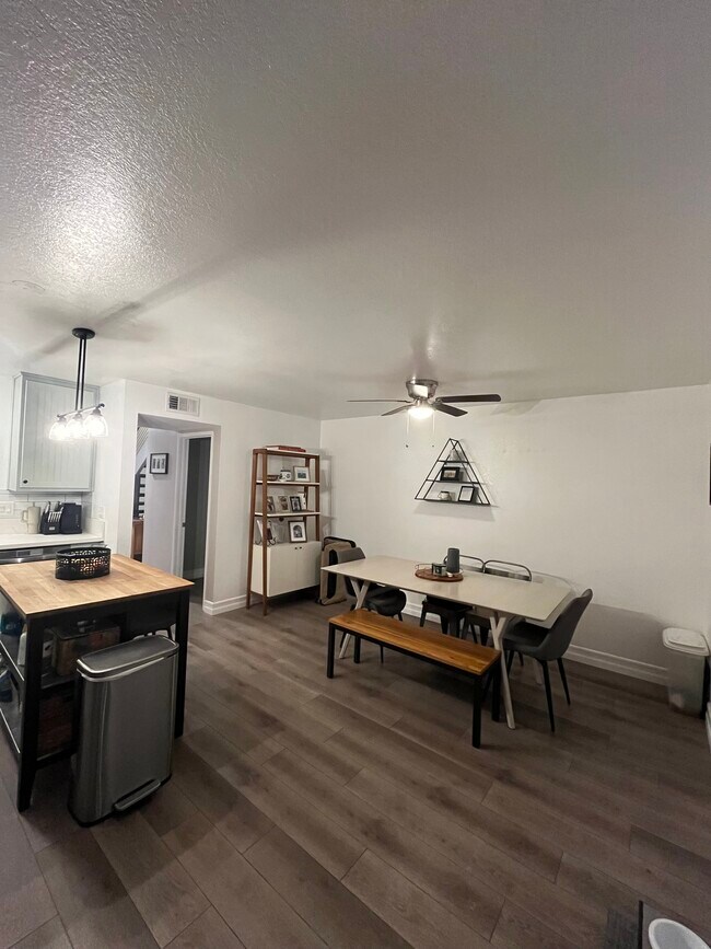 Foto del edificio - 700 W Walnut Ave