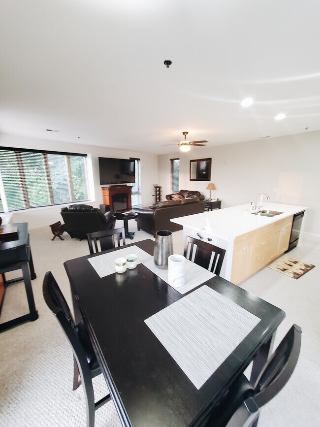 Building Photo - Stunning 2BD Condo on the Milwaukee River!