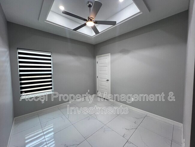 Foto del edificio - 1122 Country Club Drive