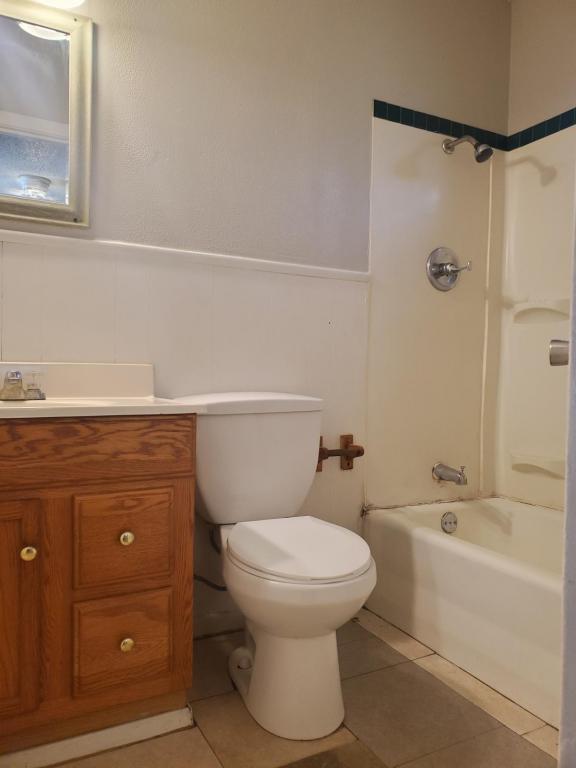 Building Photo - 515 W Ave E Unit C