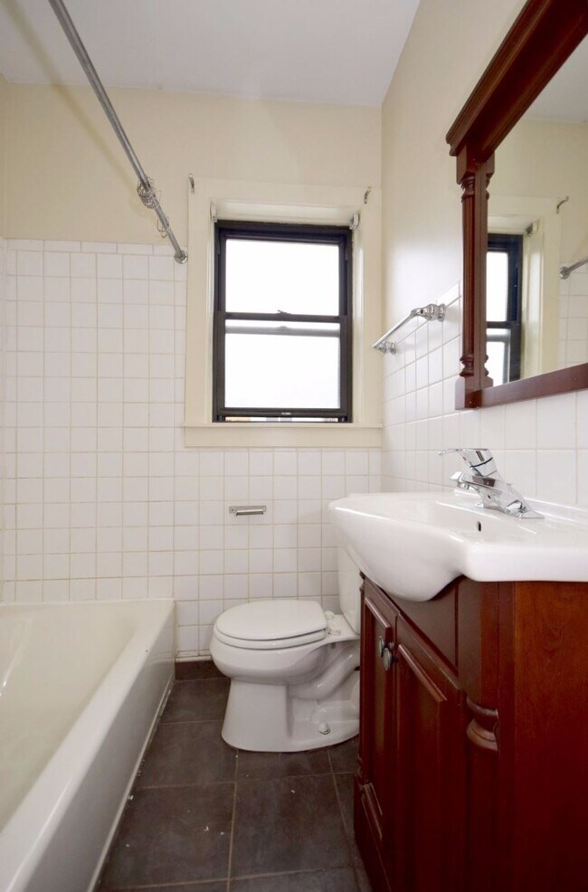 Bathroom - 2024 W Farragut Ave