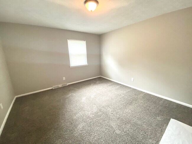Foto del edificio - 2047 Zircon St NE