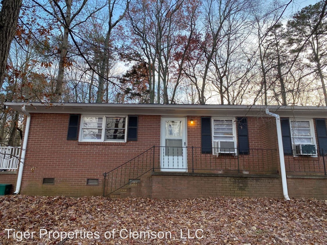 Foto principal - 2 br, 1 bath Room For Rent - 220 Vickery Dr