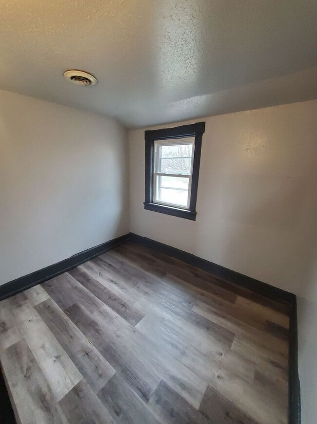 Building Photo - 330 W Concordia Ave