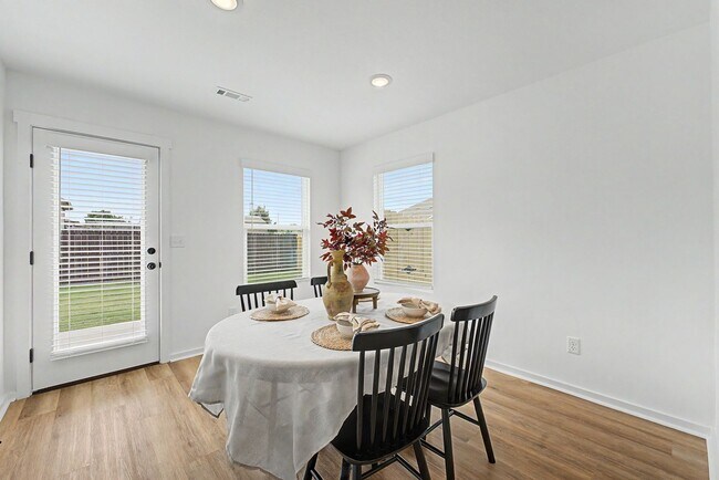 Foto del edificio - 4 Bed, 2 Bath Home !!