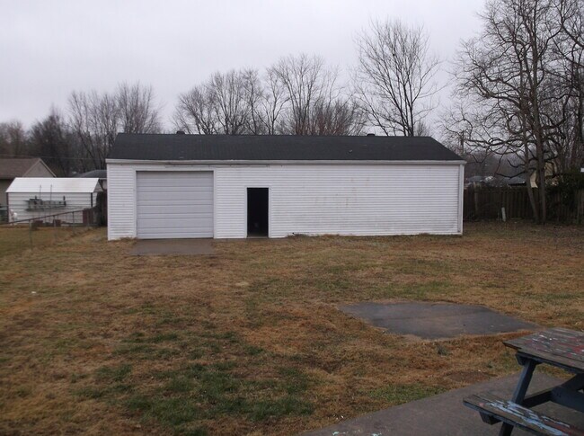 Building Photo - 812 Hillcrest Dr