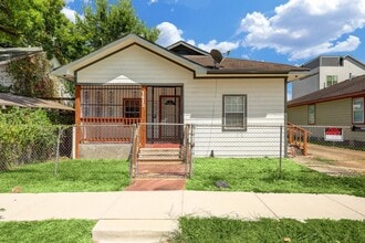 Building Photo - 1413 Hussion St
