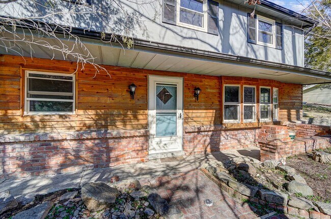 Building Photo - Charming 4 bedroom with a yard