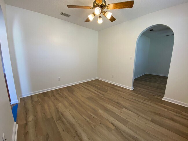 Building Photo - AVAILABLE NOVEMBER (PET FRIENDLY)