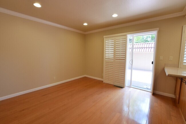 Foto del edificio - Beautiful Updated 3 Bedroom 2.5 Bath Townhouse in Desirable Cupertino Community!