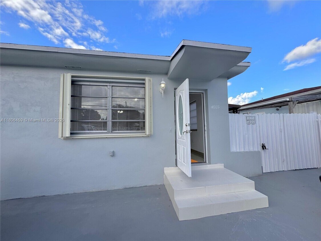 Foto principal - 4885 NW 4th St