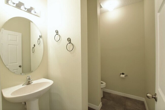 Building Photo - Amazing 2 Bedroom, 2.5 Bathroom Townhome i...