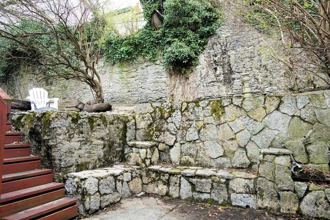 Building Photo - 4 Bed/2 bath UC Rental On Victor + Parking...