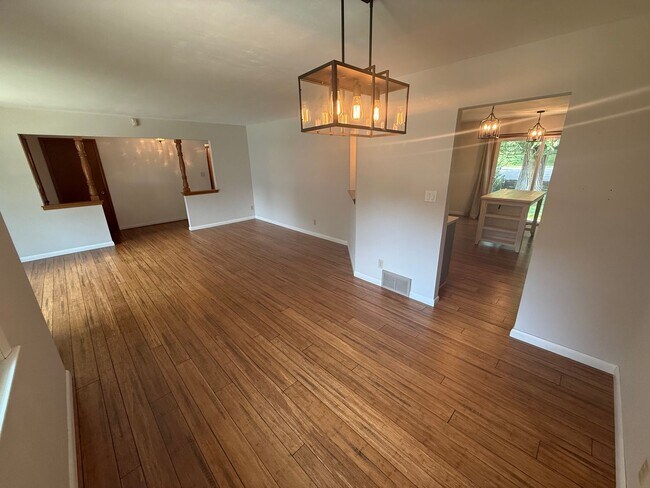 Foto del edificio - Updated 3BR Home in Prime Wauwatosa Locati...
