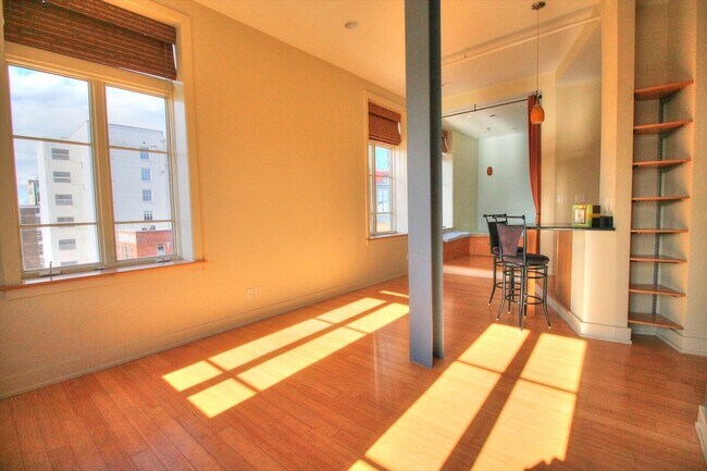Foto del edificio - Gorgeous Studio Condo On The 4th Floor Of The Kress Building In Downtown Durham!