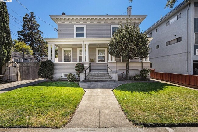 Building Photo - 2212 San Antonio Ave