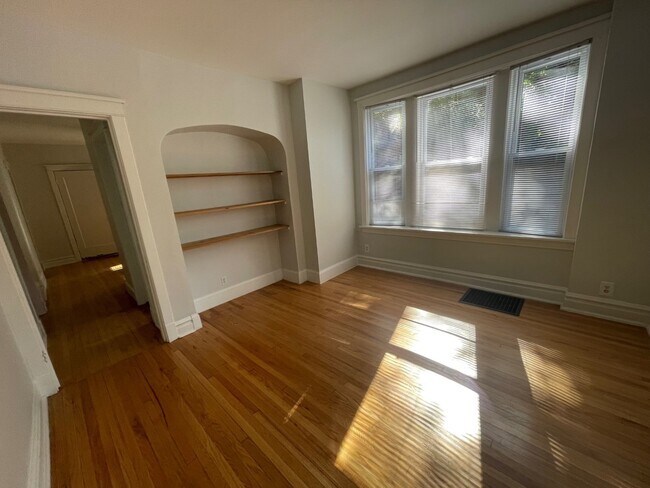 Building Photo - 3501 N Oakley Ave