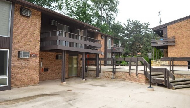 Foto del edificio - 6245 Charing Cross Ln
