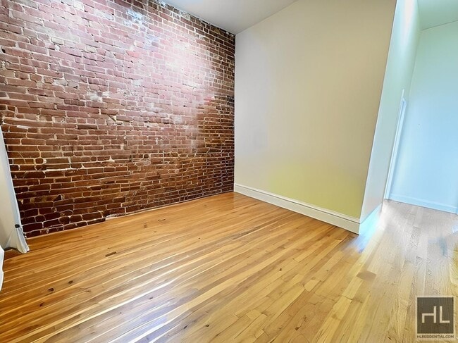 Building Photo - Floor Through 4 Bed/1.5 Bath Penthouse in ...