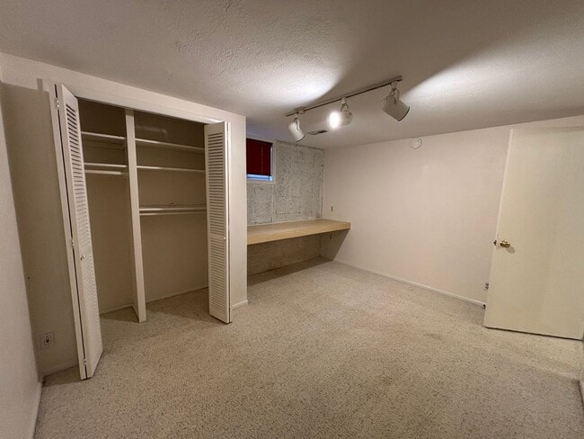 Building Photo - Great University Area Home!