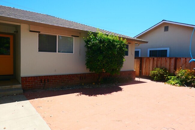 Foto del edificio - 4 bedroom 2 bath! Forced air, hardwood flo...