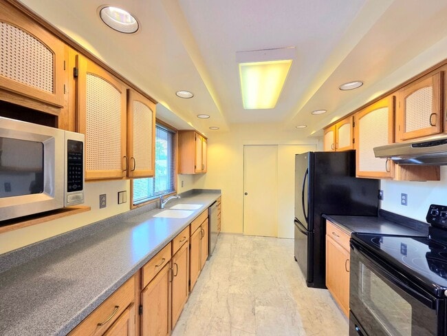 Building Photo - Over Sized 3-Bed, 2.5-Bath SFH w/ 2-Car Garage, & Fenced Backyard!
