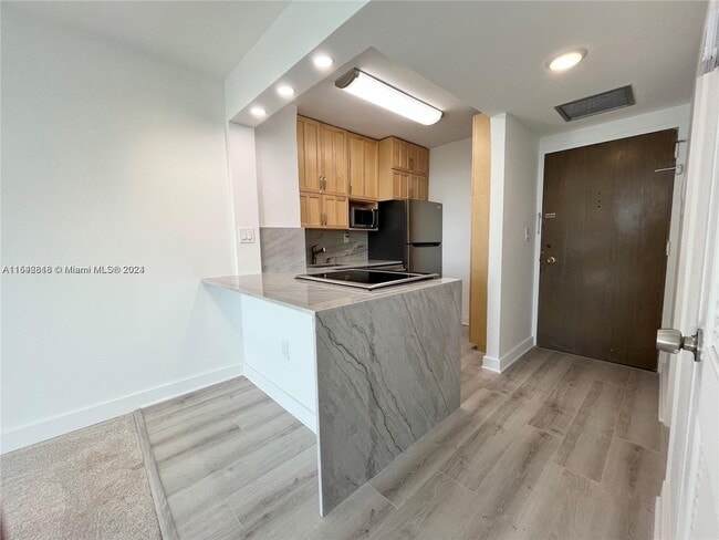 Building Photo - 2899 Collins Ave