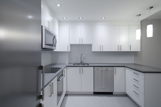 Building Photo - 3495 Rue de la Montagne