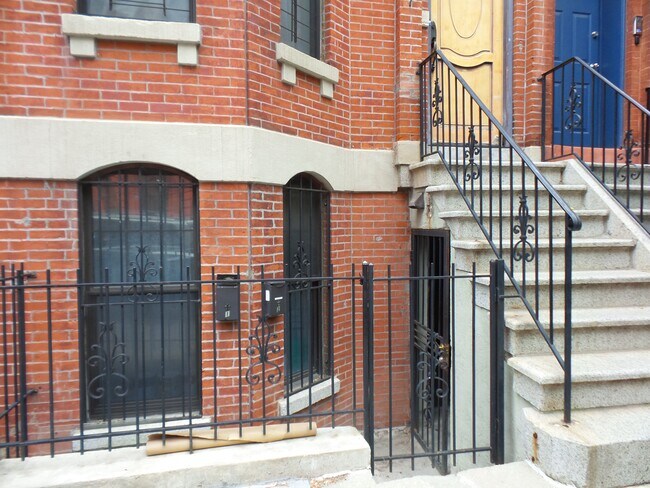 Building Photo - Charming Townhouse Studio