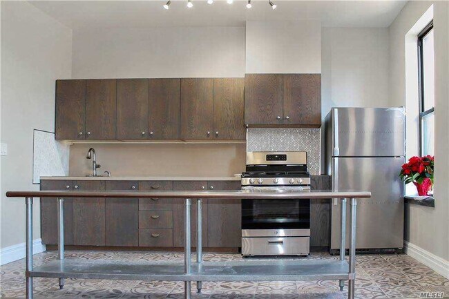 Foto del edificio - 18-64 Dekalb Ave