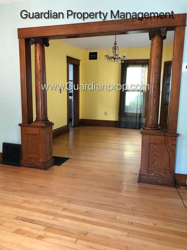 Foto del edificio - Northeast Minneapolis SFH, Hardwood Floors, 1.25 Baths, W/D, 1 Parking Space