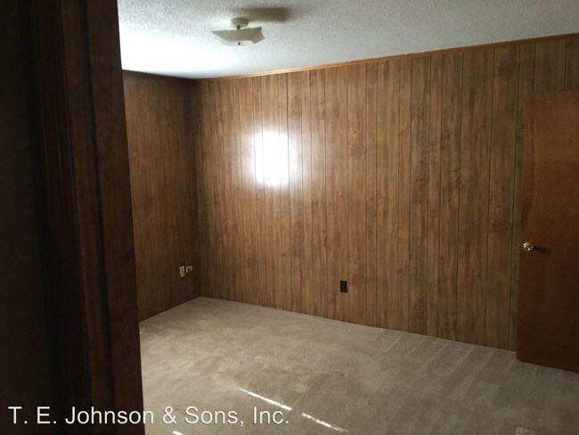 Building Photo - 1704 Green Oaks Dr