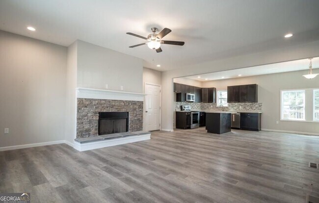 Building Photo - 220 Pine Valley Dr