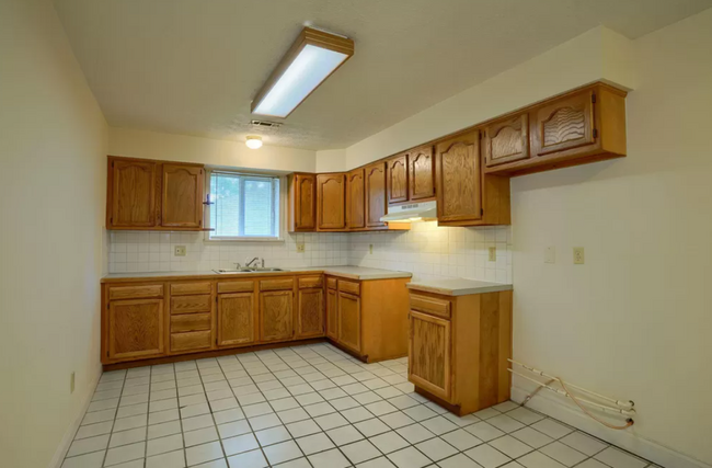 Kitchen Before the stainless steel appliances - 370 Main St