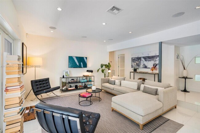 Foto del edificio - 1000 S Alhambra Cir