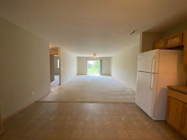 Building Photo - 2 Bedroom Town Home