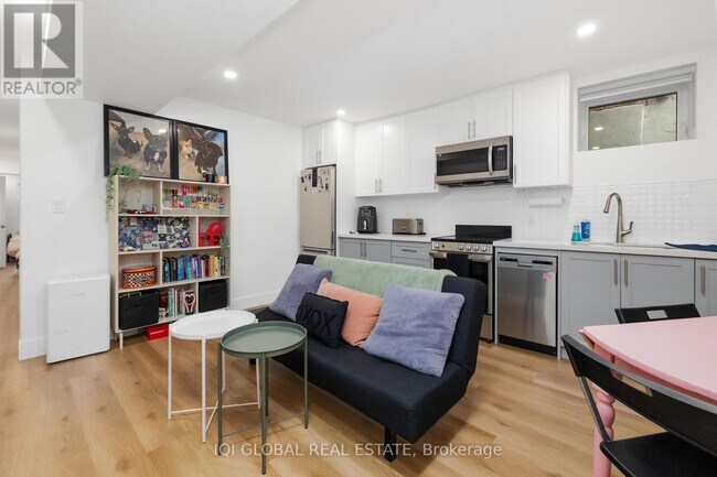 Photo du bâtiment - 1502 Dufferin St