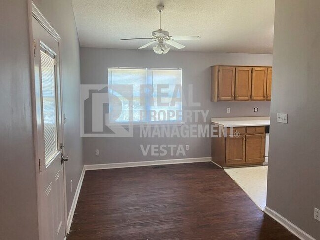 Building Photo - Spacious Three Bedroom House in South Macon