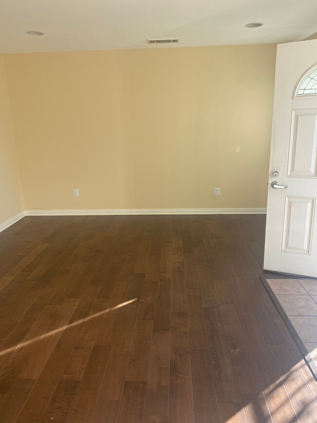 Photo - 10934 Hesby St (North Hollywood, CA) Apartments