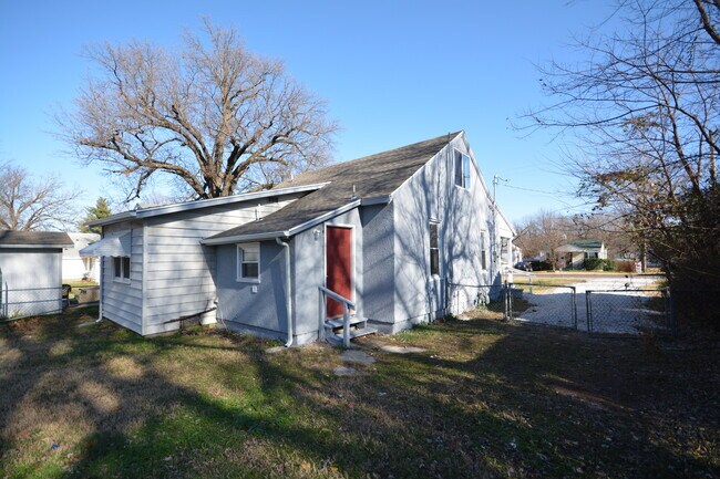Foto del edificio - REMODELED 4 Bedroom, 2 Bath Home, 1 Block from DOLING PARK