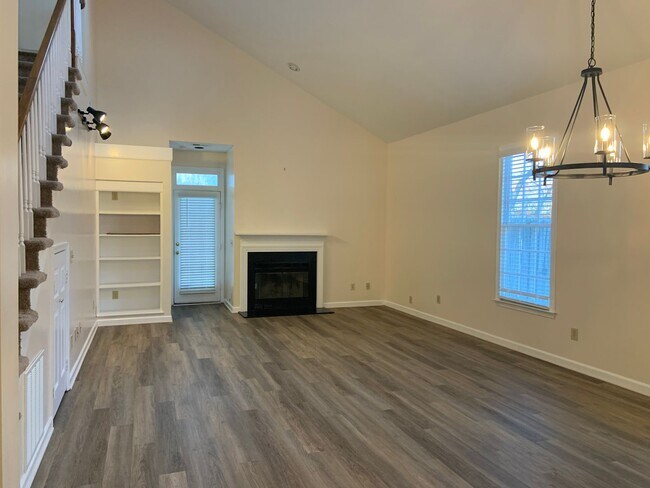 Building Photo - 3 Bedroom Home with all new appliances off...