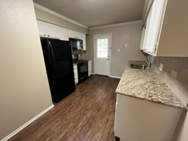 Foto del edificio - 8414 Cambridge Rd. #C03