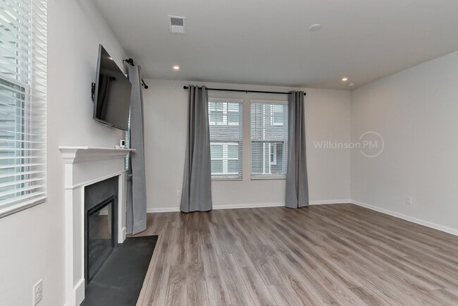 Building Photo - Charming End Unit 3BD/2.5BTH Townhome in P...