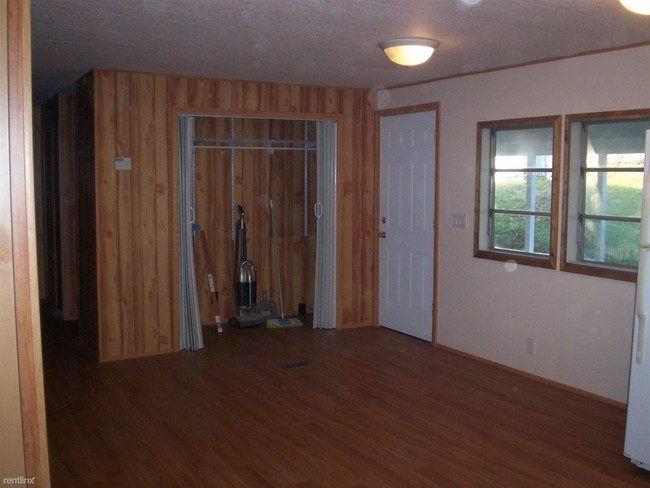 Building Photo - 921 Mounts Rd