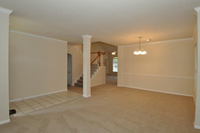 Building Photo - Great Floorplan with Primary on Main