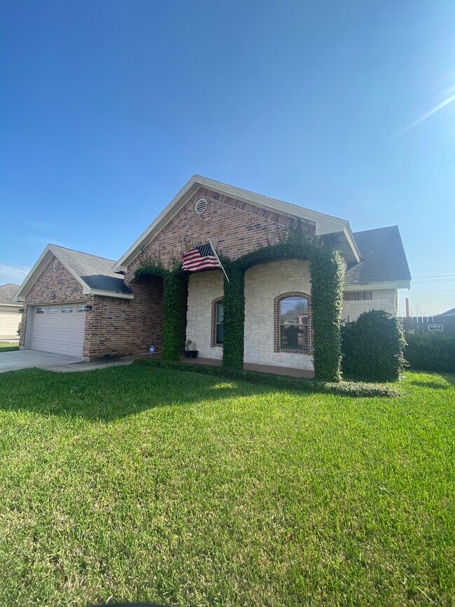 Building Photo - 1730 Karis Ct E