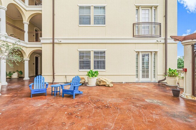 Foto del edificio - 7134 Mapleridge St